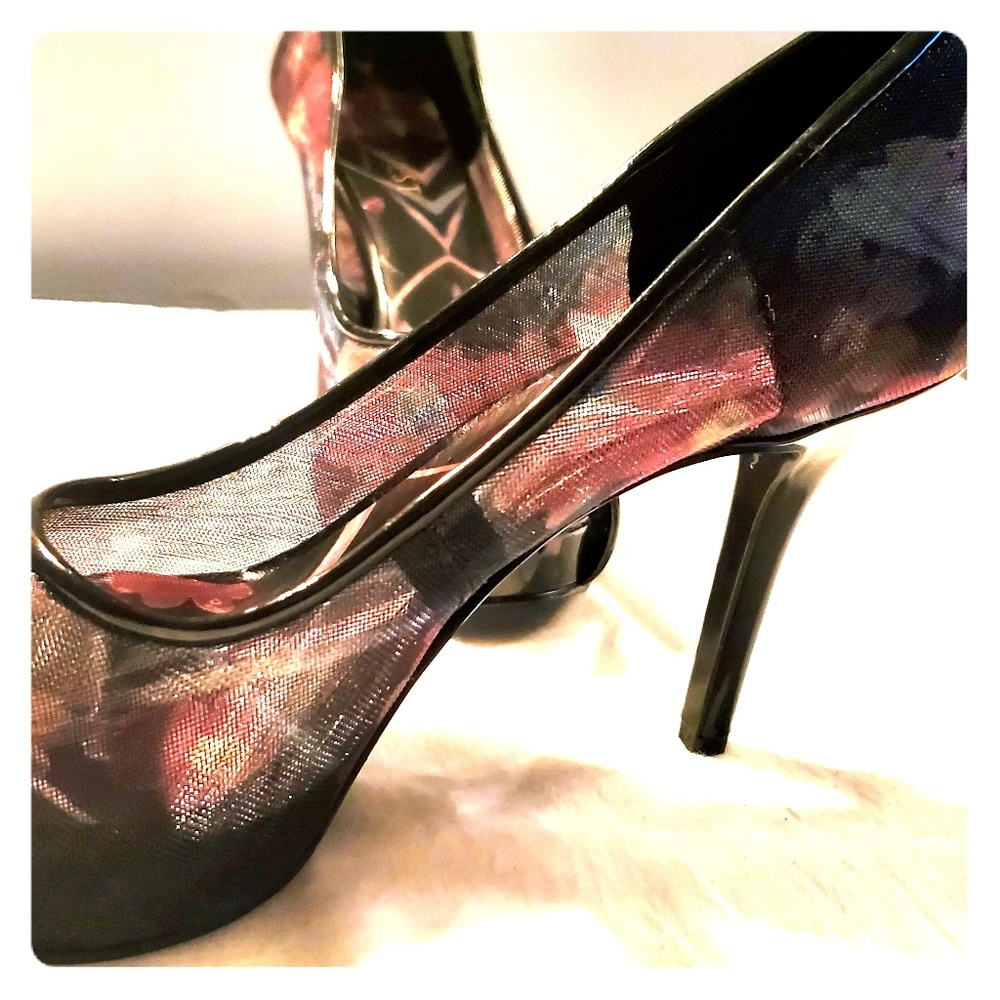 Peep toe mesh floral platform pump